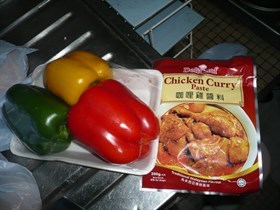 三色椒洋蔥薯仔咖喱雞