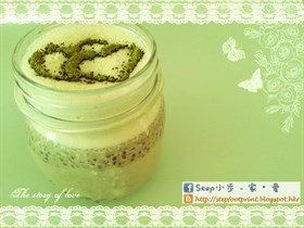 抹茶泡沫豆奶配奇亞籽