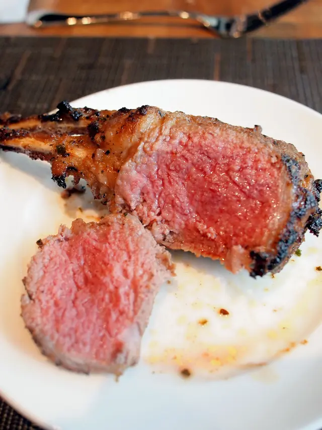 羊架內裡嫩紅，肉味豐盈