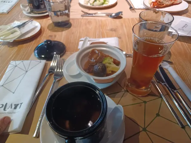 烏雞湯及鮑魚煲。