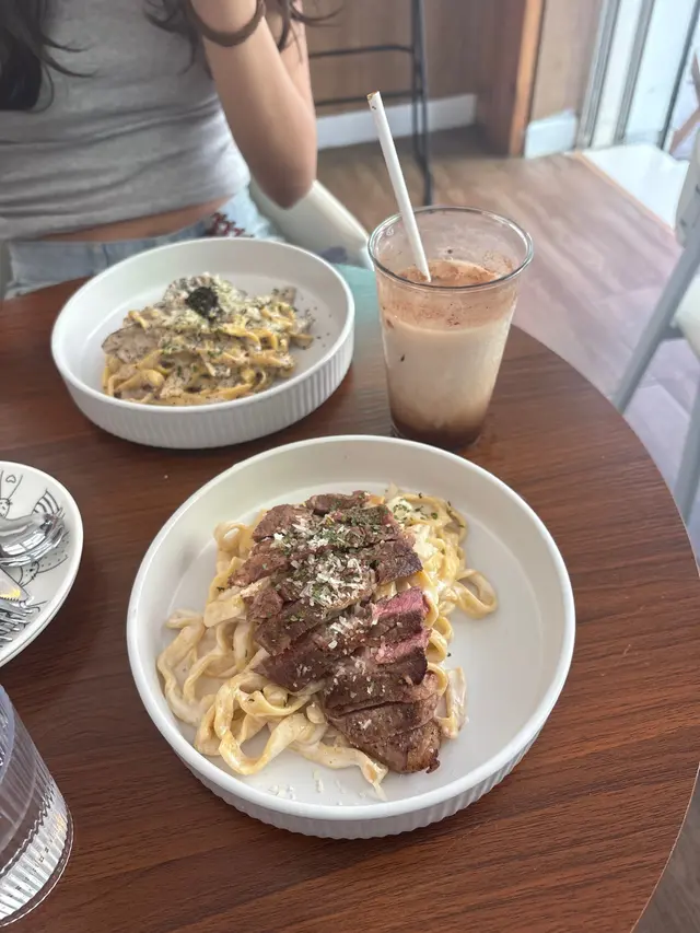 A new opened cafe!!!環境好好！Onion Cream Sauce Fettucine with Steak 牛扒洋蔥忌廉汁手工寬麵 $158Truffle Sauce Fettucine with Shiitake mushroom 黑松露鮮冬菇手工寬麵 $128