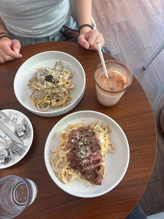 very relaxing corner with AMAZING songs playing, had me and my friend both vibing so hard 細細間但坐得舒服 等得有少少耐但vibe好好牛扒洋蔥忌廉汁手工寬麵$158Cream好好食 牛扒如果淋啲會更好！黑松露鮮冬菇手工寬麵 $128pasta was really creamy and filling. Left feeling satisfied. Money well spent!!
